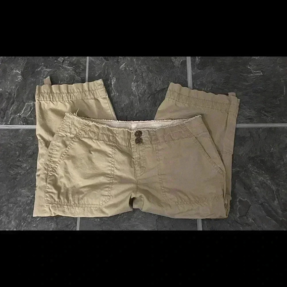 Banana Republic Khaki Parachute Capris. Size:4 - Picture 2 of 4